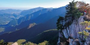 조령산-정상에서의-암벽