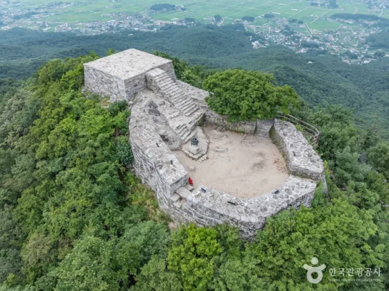 마니산-정상-참성단의-전경