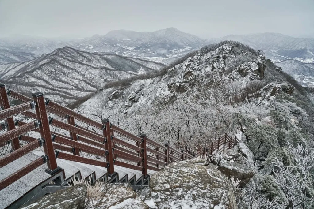 눈-내린-천마산의-전경