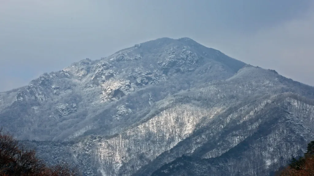 멀리서-바라본-눈쌓인-천왕봉