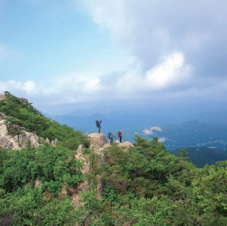 청화산-암봉-위에-등산객들이-서있다.