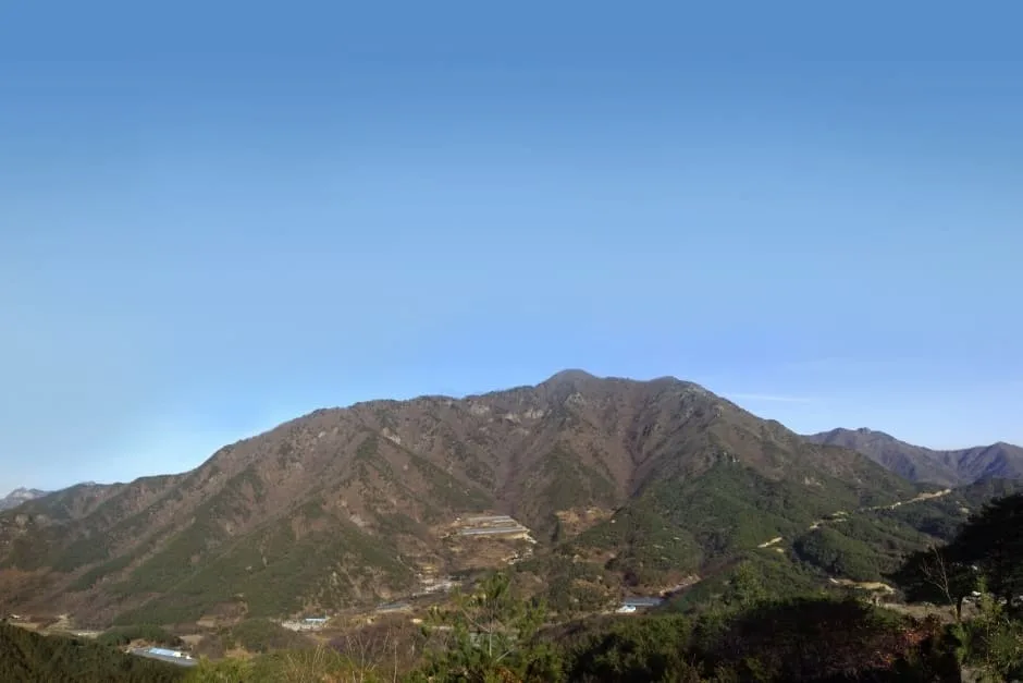 늘재-방면에서-바라본-청화산-전경