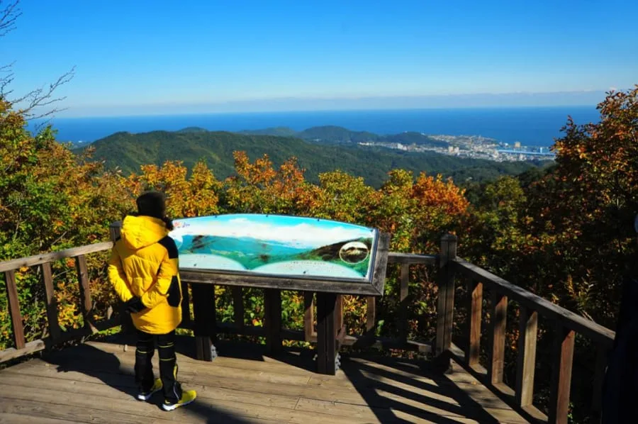 등산객이-초록봉-정상에서-표지판을-읽는다.
