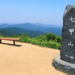 산-꼭대기에-칠갑산-정상비가-놓여있다.