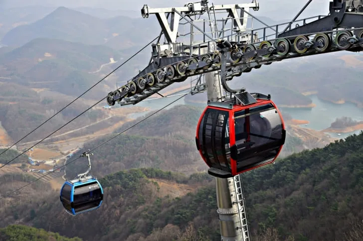 케이블카-캐빈이-청풍호를-배경으로-올라간다.