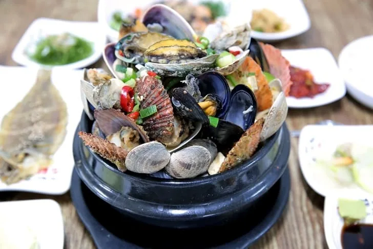 통영-해산물뚝배기-한그릇
