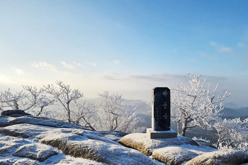 눈쌓인-팔공산에-동봉-정상석이-놓여있다.