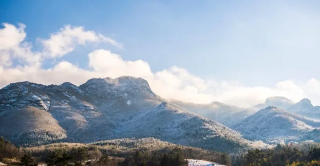 눈이-쌓인-팔영산의-전경