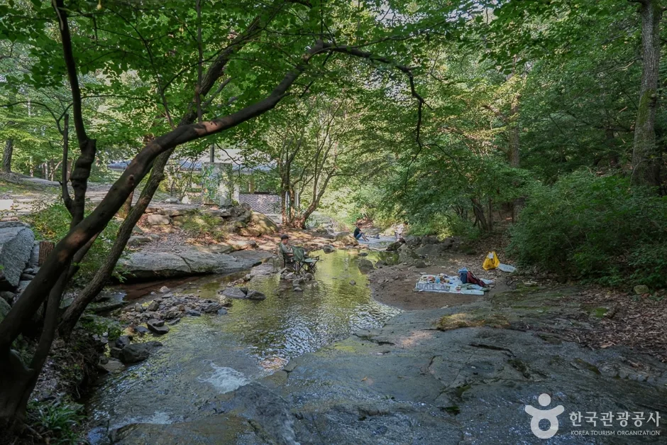 함허동천-계곡에서-사람들이-휴식하고-있다.
