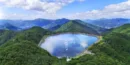 호명산-정상부에-넓은-호수가-조성되어-있다.