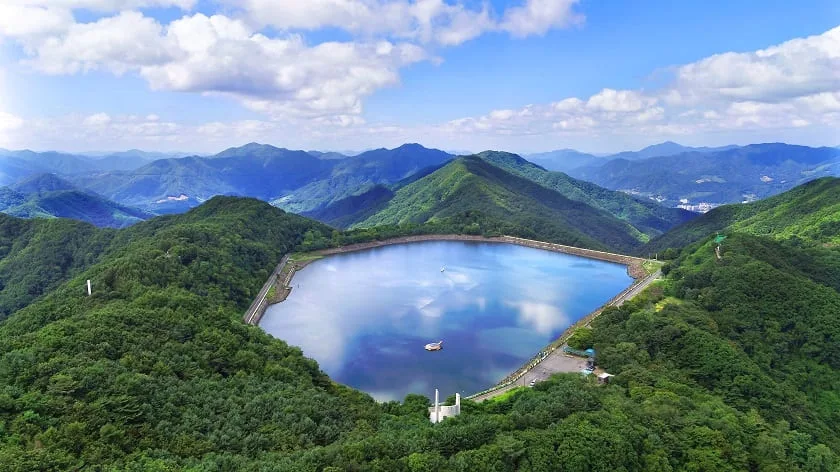 호명산-정상부에-넓은-호수가-조성되어-있다.