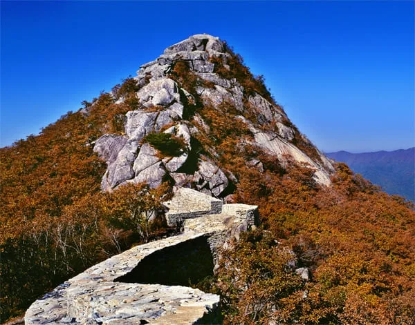 단풍나무-사이로-보이는-황석산-암봉